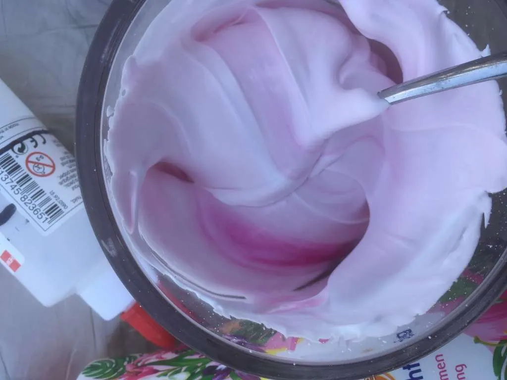 Roze slijm tandpasta