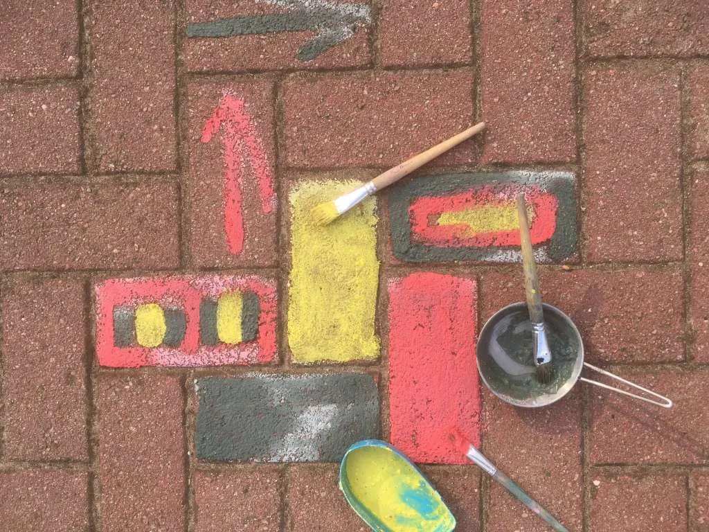 Verf maken:Natuurlijk kunnen de kinderen ook gewoon de stoep met stoepverf verven.