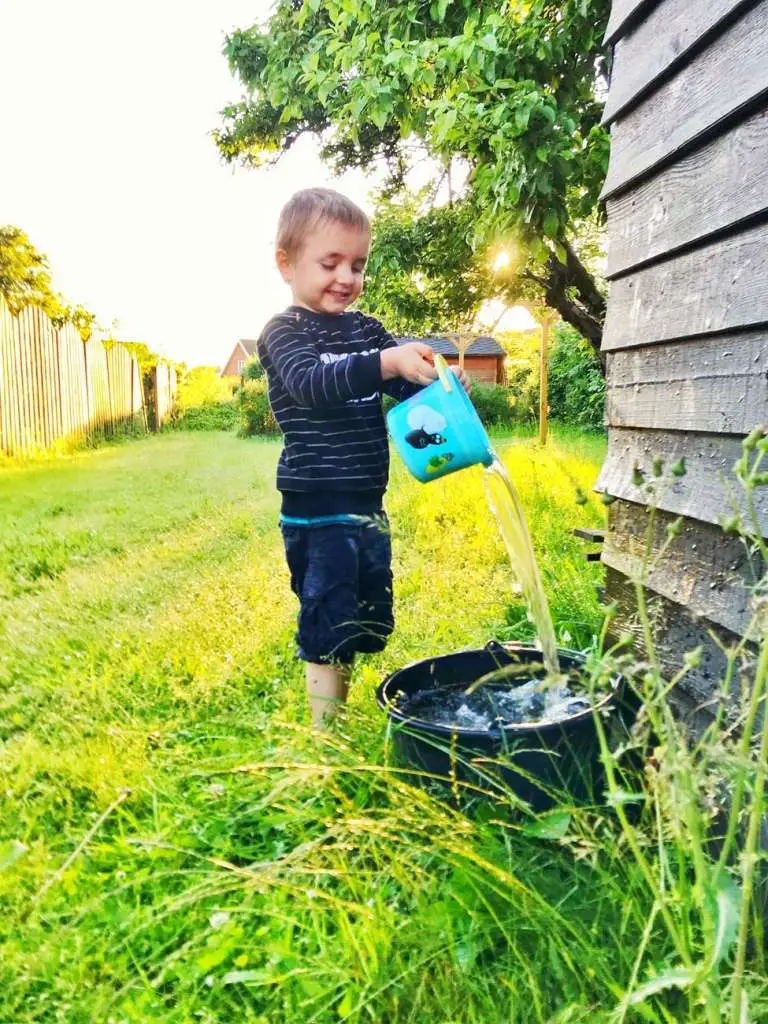 Buitenspelen, hoe belangrijk is dat. Kinderen kunnen heerlijk vrij spelen, met water bijvoorbeeld.