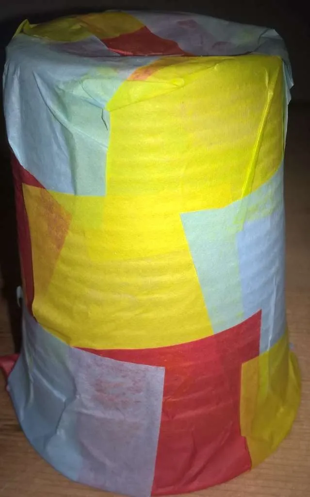 lampion maken plastic bekertje beplakken.