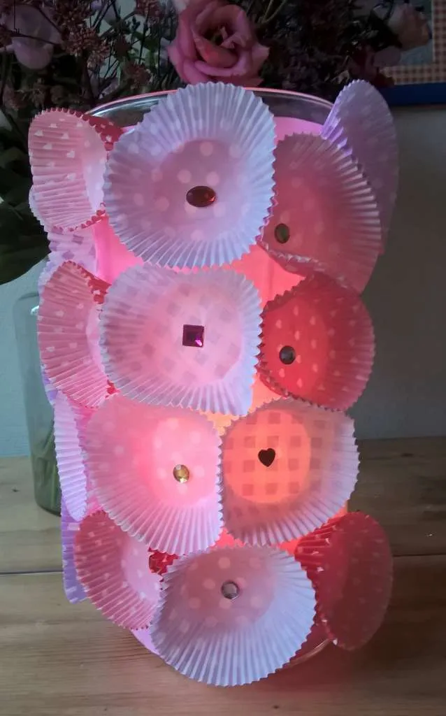 lampion maken Plak cupcakevormpjes op een glazen pot.