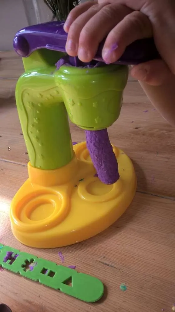 klei maken en gebruiken in een pers.