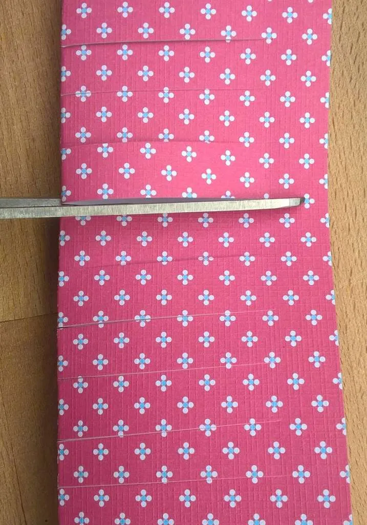 lampion maken. Stroken papier inknippen