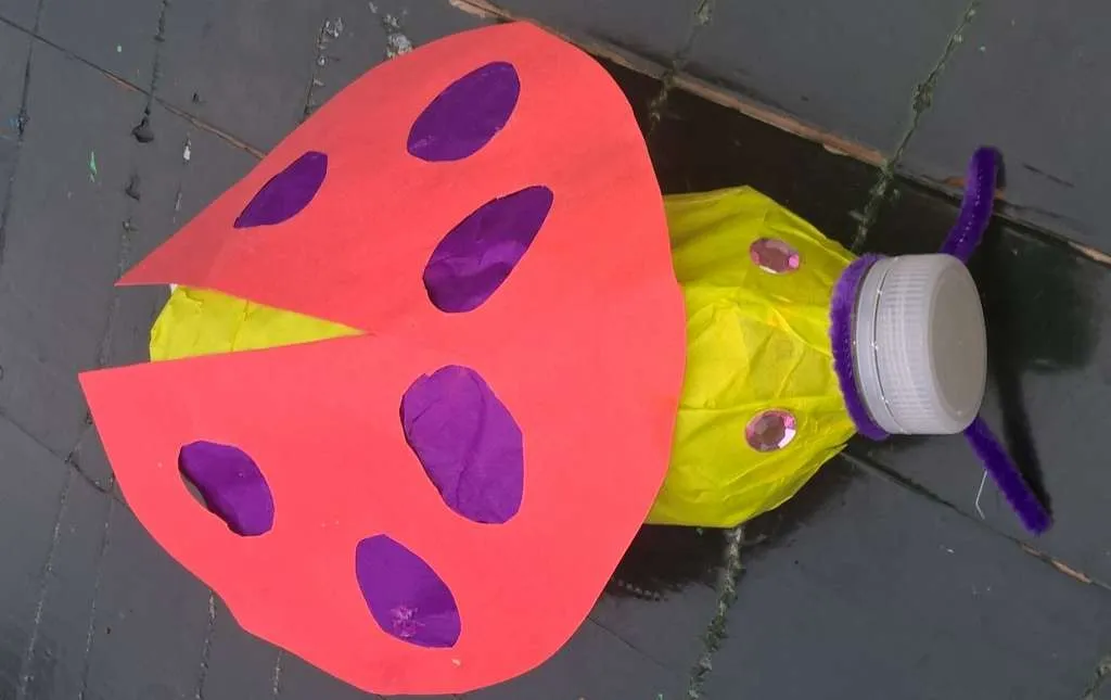lampion maken plastic fles beplakken met doorzichtig papier.