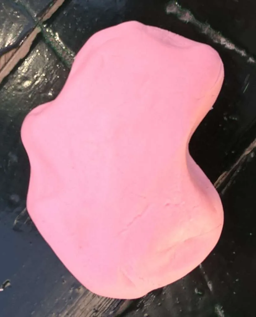 klei maken
roze klei gemaakt van maizena en shampoo en een beetje rode kleurstof.