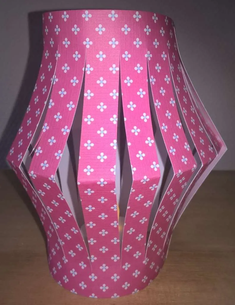 lampion maken Uiteinden aan elkaar plakken en de lampion is klaar