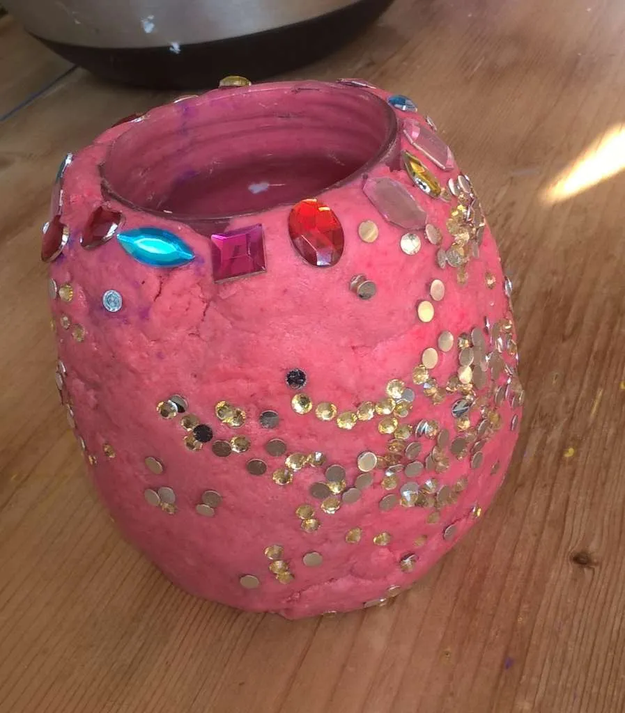 Lampion maken Met zelfgemaakte roze klei om een potje geplakt.