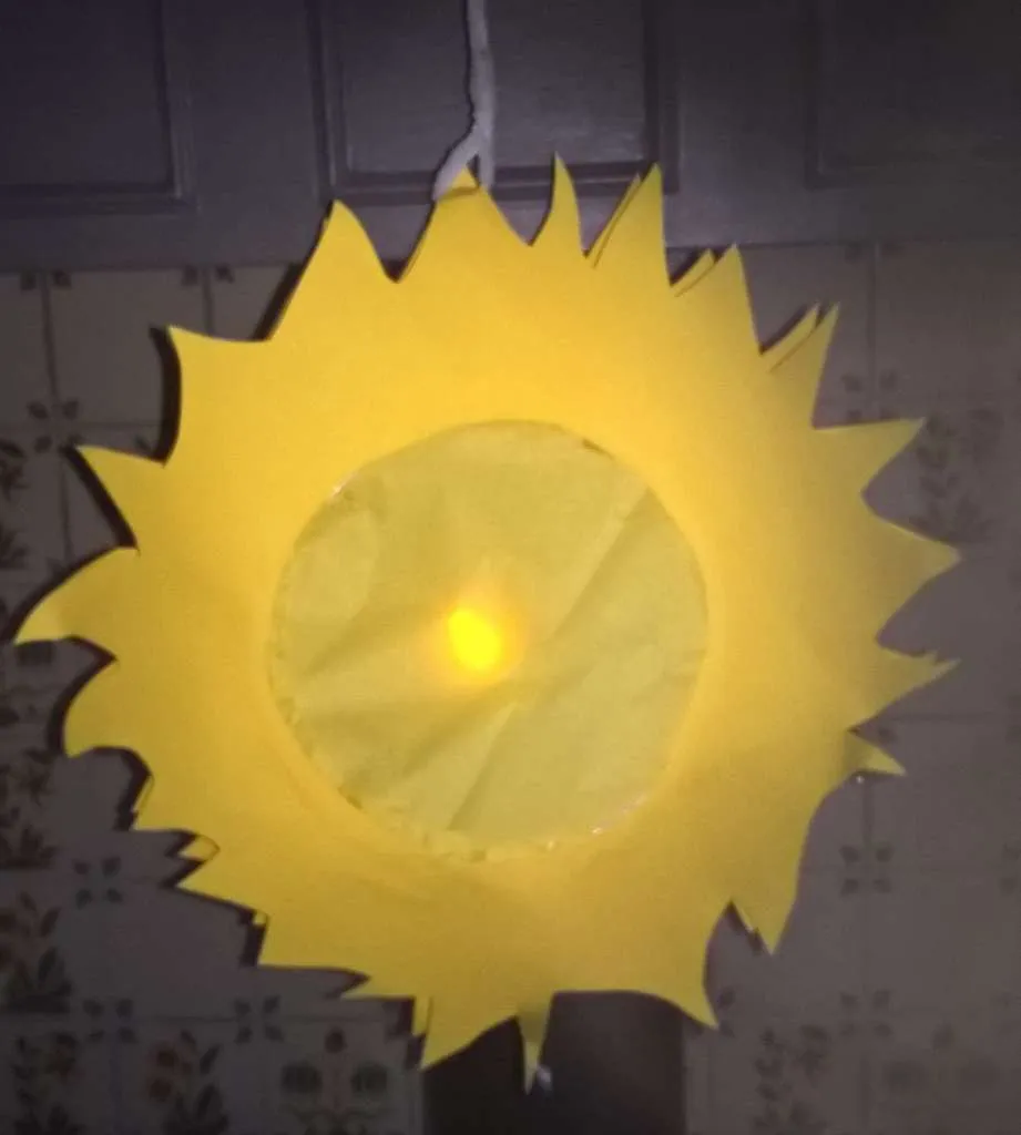 lampion maken Plak de 2 sterren op elkaar.