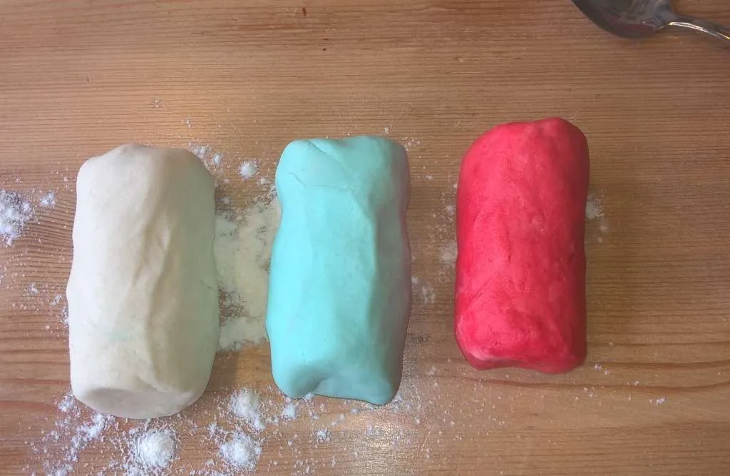 Gekleurd tijdens het mengen. Zoutdeeg maken
