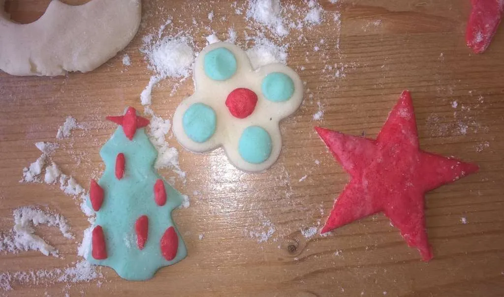 Kerstfiguren van zoutdeeg zoals sterren en kerstboompjes