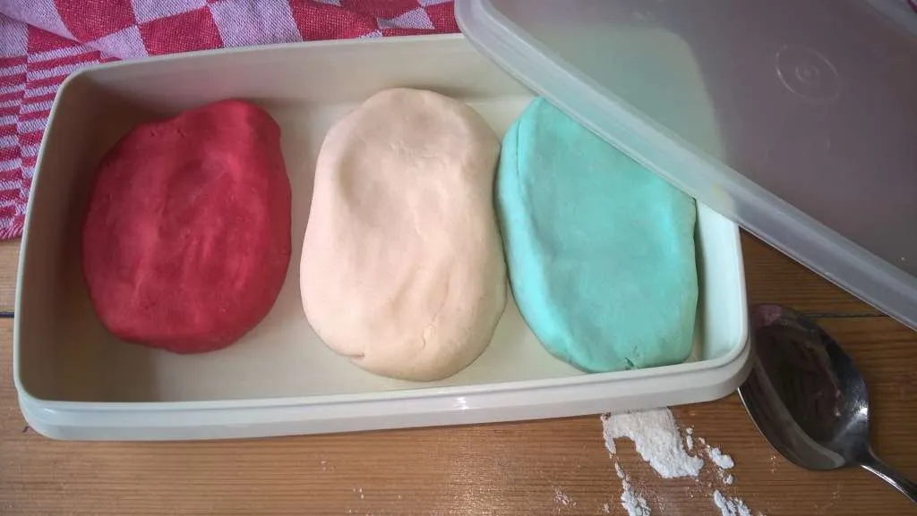 zoutdeeg maken In een afgesloten bakje kan je het bewaren
