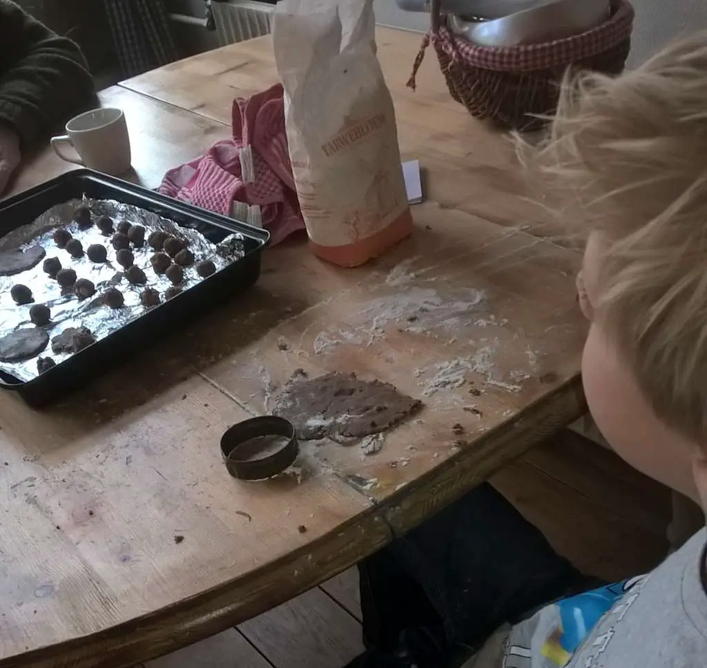 pepernoten bakken, daar wordt je best moe van