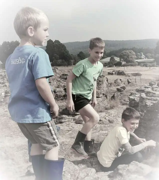 schermtijd kind. jongens spelen samen buiten