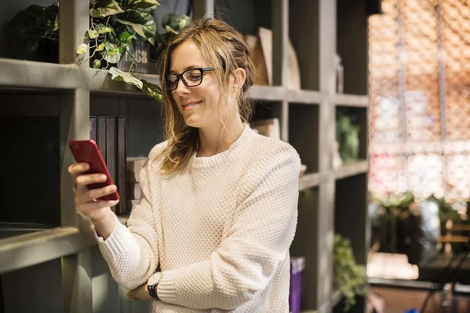 schermtijd kind moeder met smartphone