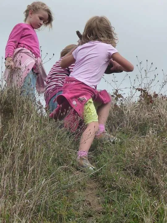 activiteiten met kinderen 3 vriendinnen spelen in het gras.