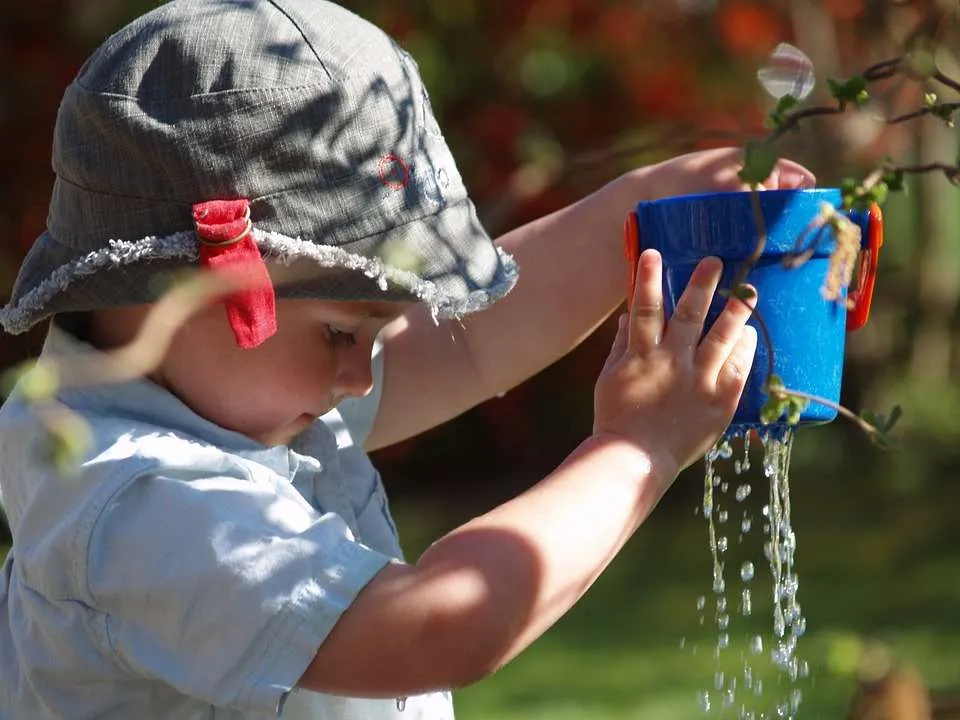 activiteiten met kinderen Dreumes speelt met water
