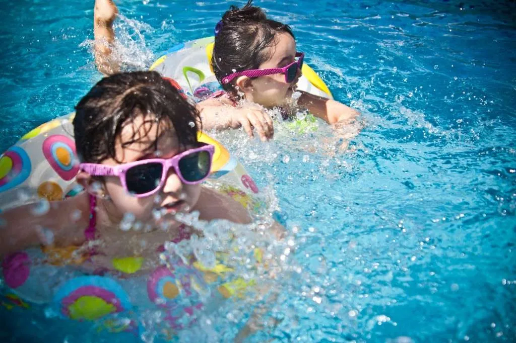 activiteiten met kinderen. In het zwembad in de tuin.