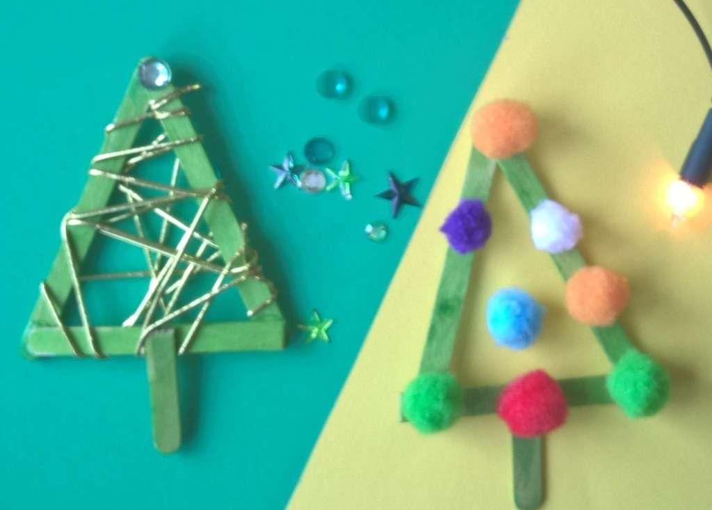 kerst knutselen kind boompjes van lollystokjes