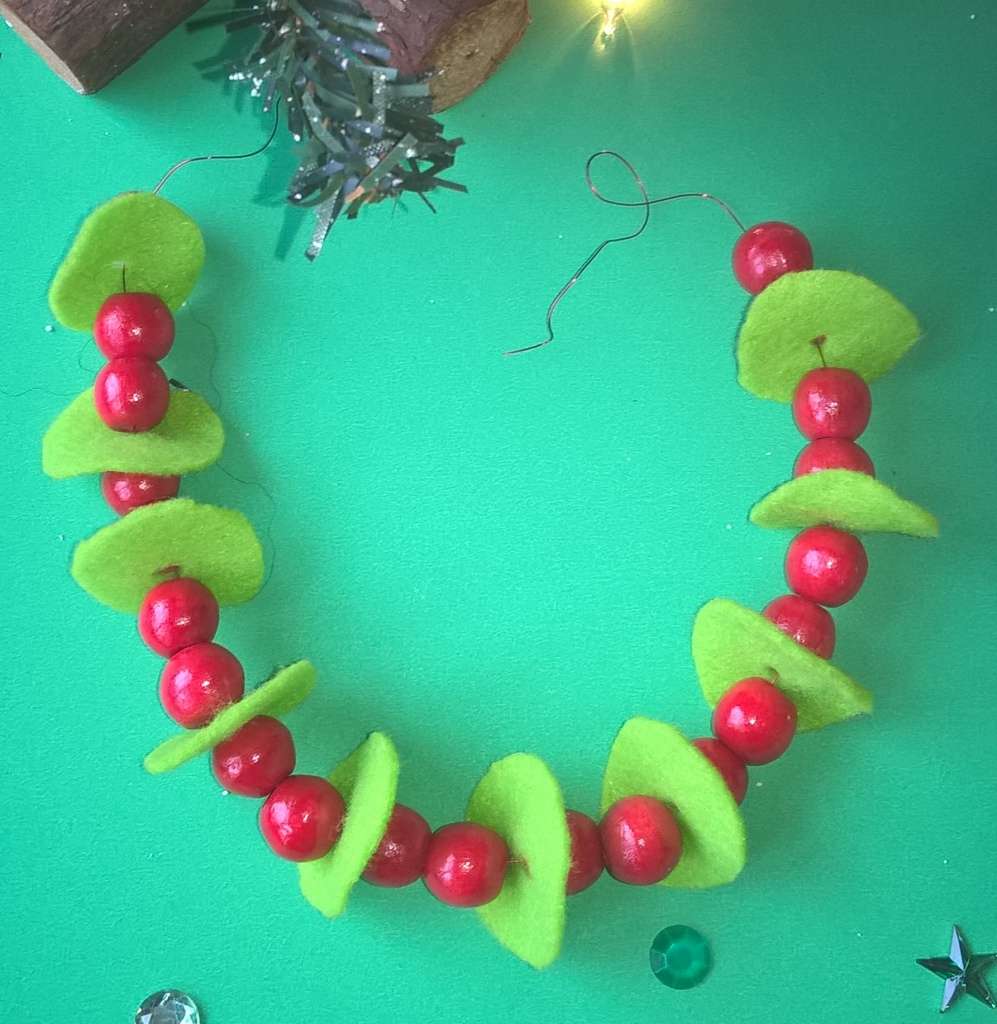kerst knutselen kind slinger van kralen