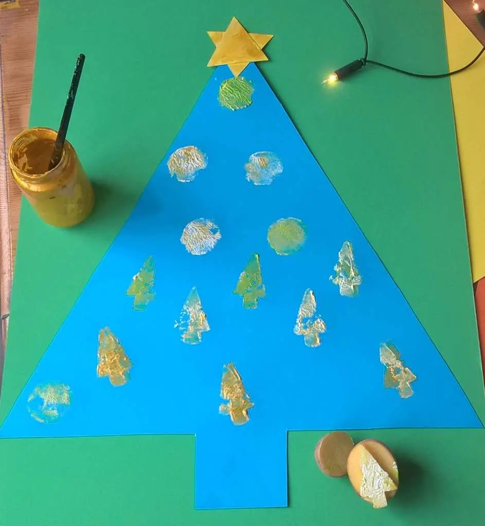 kerst knutselen kind stempelen met aardappels