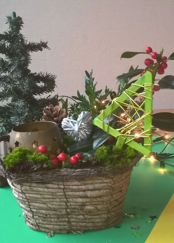 kerst knutselen kind kerststukje maken van groen.