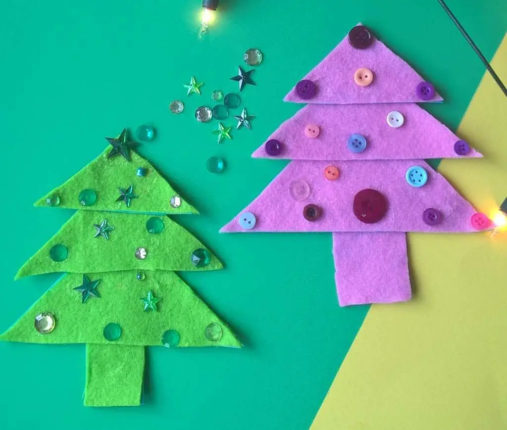 kerst knutselen kind boompjes van vilt