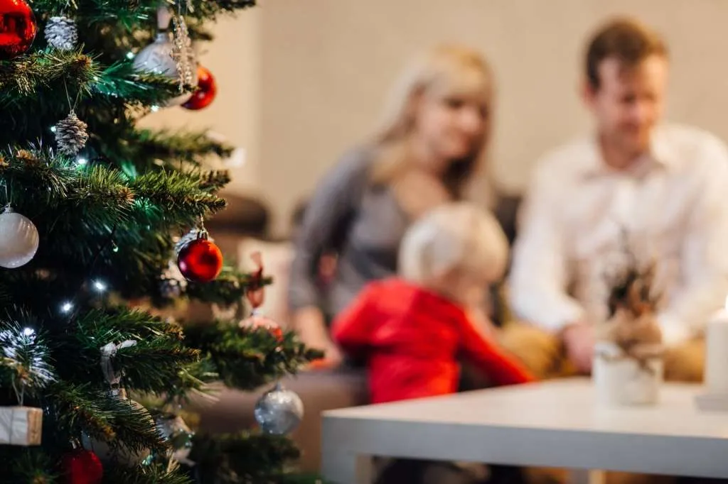 kerstmis tips gezin bij kertsboom