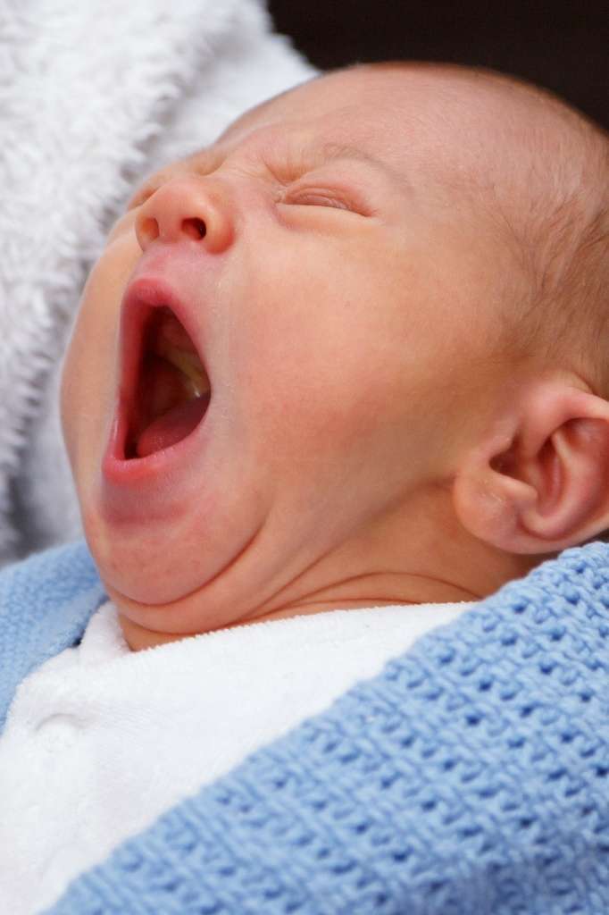 De hik bij baby's. De baby gaapt.