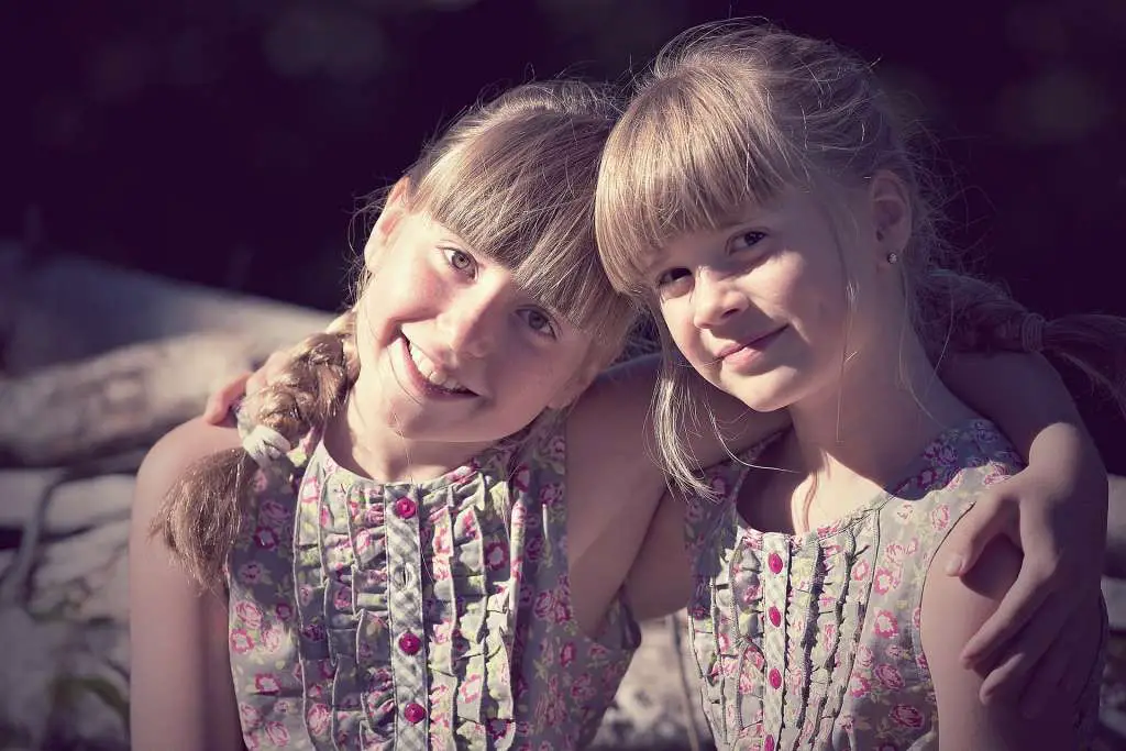stress bij kind. Twee vriendinnen.