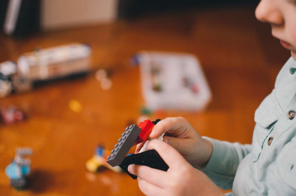 schermtijd kind  spelen met lego ipv computeren.
