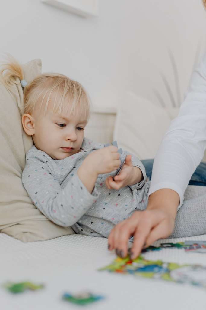 oorpijn kind
kind met oorpijn ligt in bed