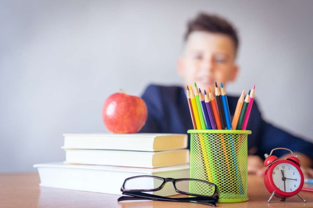 Help mijn kind heeft huiswerk. Jongen is huiswerk aan het maken.